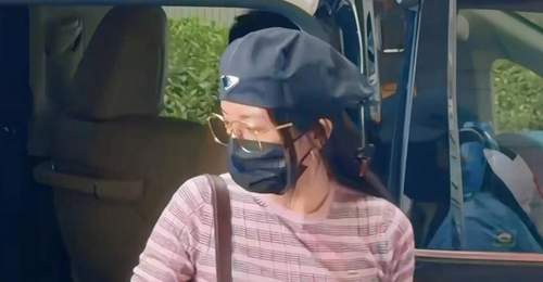 杨幂夏日私服穿粉蓝条纹衫配牛仔短裤,搭乐福鞋贝雷帽玩混搭,甜美知性风格兼具