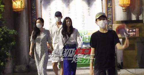 霍思燕杜江携嗯哼参与好友小聚 漫步松弛氛围里尽显惬意度假时光