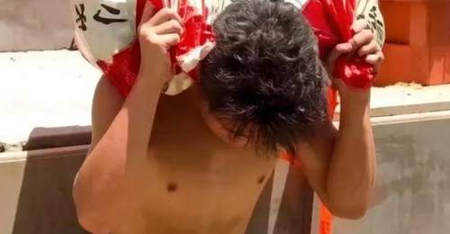 杭州00后扛楼小哥日扛沙上九楼 月入万元撑起家引网友点赞