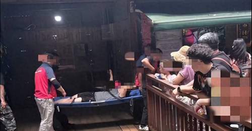 西双版纳原始森林公园丛林飞跃突发状况 游客排队三小时未体验即遭退票 现场有人被担架抬离
