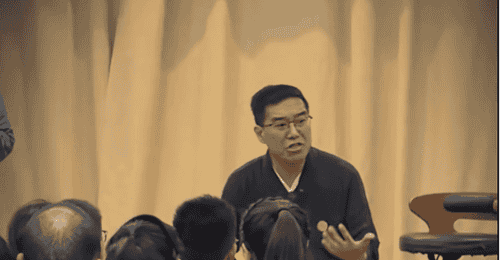 那些被送进“如平书院”的孩子,刚入校就被收走手机身份证,遭受戒尺殴打和精神控制,不少家长竟坚信“打醒孩子”才有效