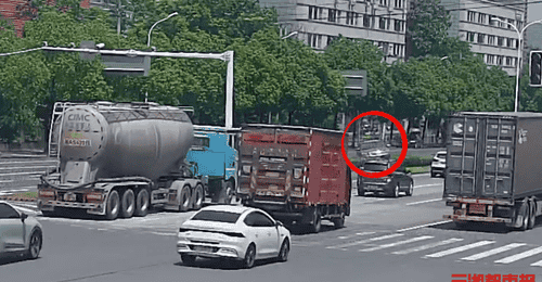 烈日当空,长沙一车横在道路中央绿化带中,司机双目紧闭、意识全无;路过的民警“多看一眼”,救下昏迷司机;网友:不愧是刑侦出身,点赞