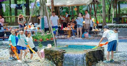 青城山镇音乐消夏啤酒季启幕 “天府珍水”引领夏日清凉新体验