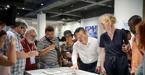 从“成为大师”到连接中外 青年“景漂”策展人的人生转身
