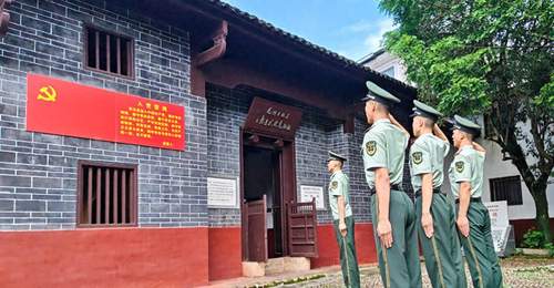 在叶家祠举起右拳