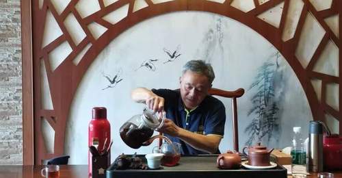茶香袅袅伴人生——访赵李桥砖茶制作技艺第四代传承人甘多平