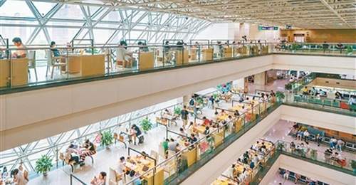图书馆里品味书香