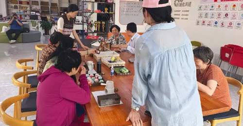 乐山小区社区开展非遗凝香露手作体验活动