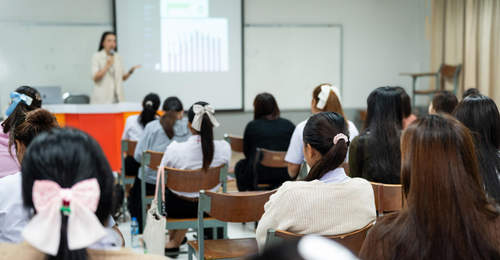 被困在投诉中的教师们:抱臂叉腰有被投诉的风险,“自证清白”至少需要六七个小时