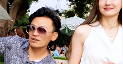 王宝强带女友冯清,在山东参加婚礼,看女友的眼神太暧昧了
