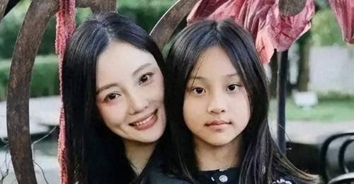 13岁甜馨独自赴海外夏校,李小璐视频曝光,镜头里的女儿长大了