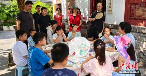 (文化中国行)“跟着作家去旅行” 中国暑期游渐兴多元文化路径