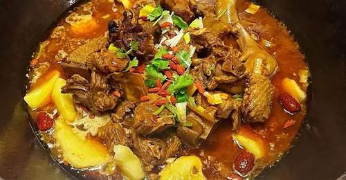 [美味邹城]石墙炖大鹅：铁锅里的家乡味道