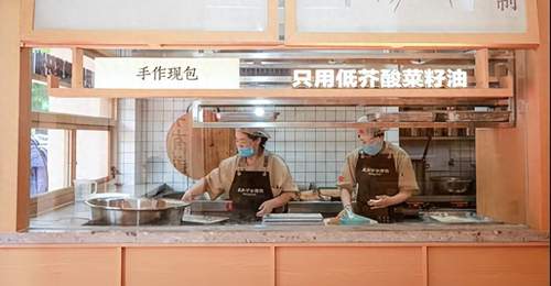 “孟夫子”升级记:四代人的烟火气,炼成一锅“国民大煎包”