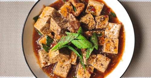 豆腐配肥肠香味翻倍,家常做法吃着比啥都舒服