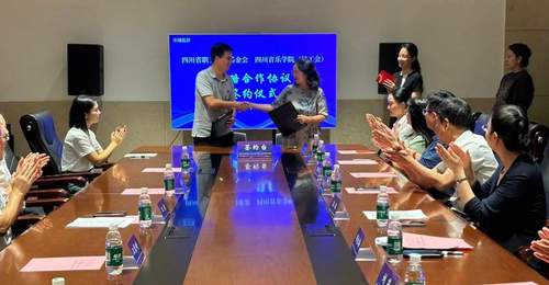 四川省职工子女艺术夏令营在蓉启幕