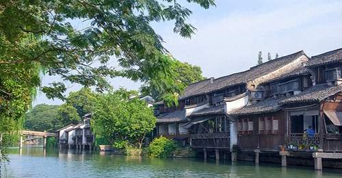 逛过桃花源古镇、去过大庸古城？曾经热热闹闹的仿古文旅街区，如今咋变这般光景？