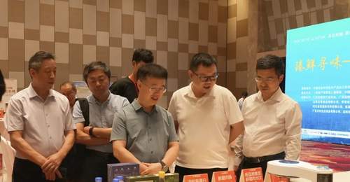 7月28日徐州这场肉类美食甄优品鉴活动里 扬翔板蓝根青菜鲜猪肉水饺靠食疗养生优势收获专家好评与康养创新产品荣誉
