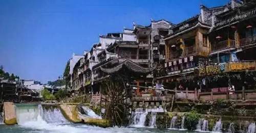 去凤凰古城跟着本地客栈赶集尝鲜,在沱边找得到市井烟火不再只是酒吧喧嚷
