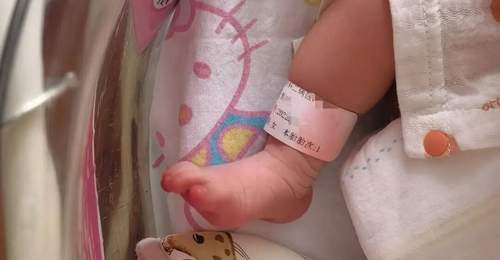广东清远产房里的三重身份核验 这些环节里还有家属参与新生儿身份确认