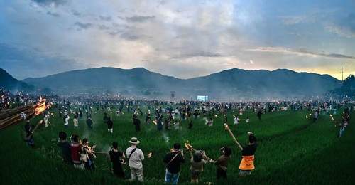 越西清凉火把节稻田火把秀 数万人点燃田埂火把共赴夏夜狂欢