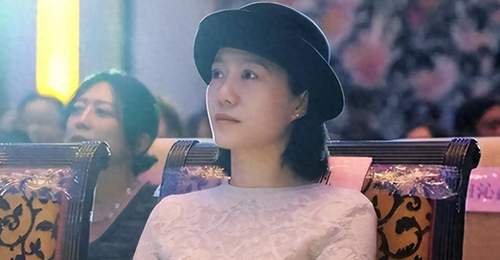50岁翁帆现身戏曲园区聚会 素衣看戏松弛自然延续挚爱爱好引网友热议