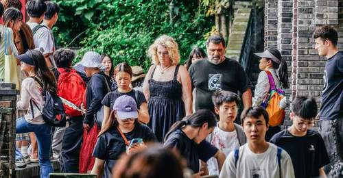 千笔楼｜到深圳机器人街区、重庆防空洞火锅、林芝秘境 解锁今夏中国“酷体验”