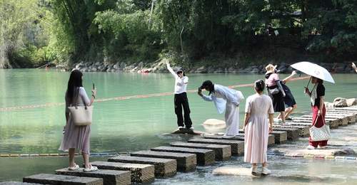 贵州罗甸暑期文旅热度攀升 游客扎堆戏水打卡畅享亲水乐趣