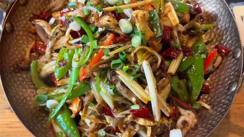 逛丽江古城必吃的腊排骨火锅|本地人常去的纳西家常菜馆