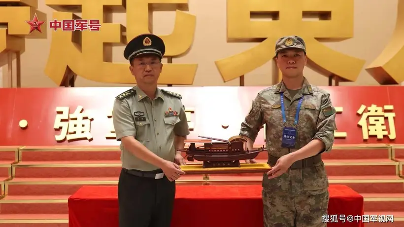 从湛江到香江！驻香港部队收到南湖红船模型
