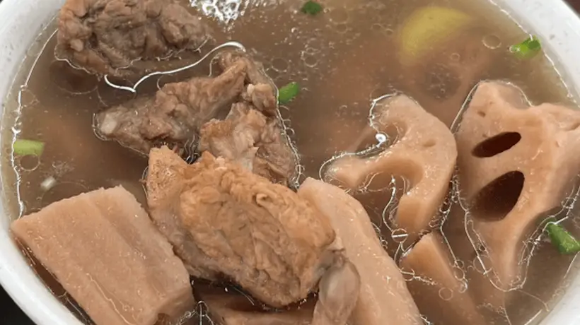 洪湖藕汤,粉糯莲藕炖出温润鲜甜的一锅汤