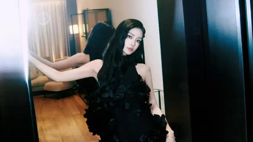 杨颖黑色立体花朵长裙拍出冷艳成熟魅力