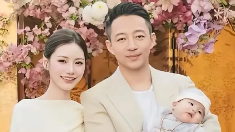 ：马筱梅单手抱胖娃，四个月大胖宝软萌可爱居家素颜状态好