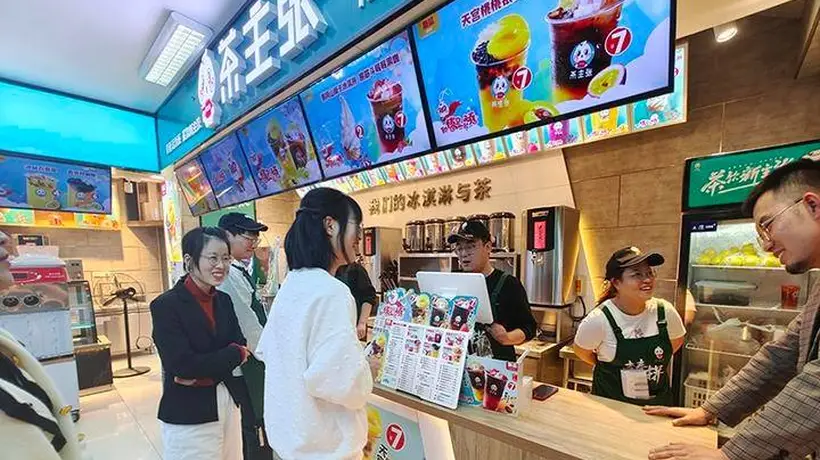 奶茶店集体卖冰淇淋定价超奶茶 专家拆解热销背后的存量增长逻辑