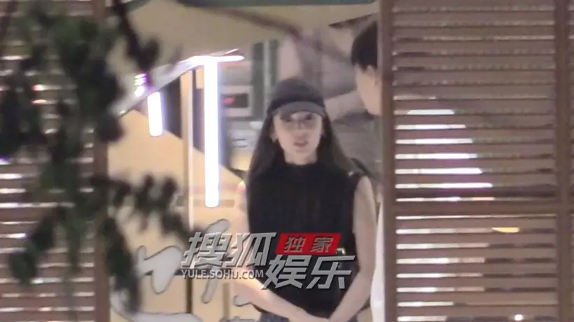 古力娜扎携清爽造型现身火锅局 与于正等好友相谈甚欢气氛热闹