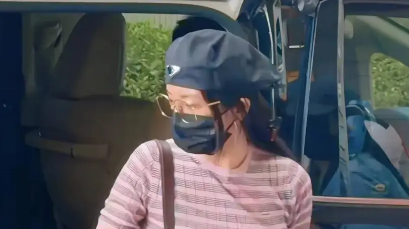 杨幂夏日私服穿粉蓝条纹衫配牛仔短裤,搭乐福鞋贝雷帽玩混搭,甜美知性风格兼具