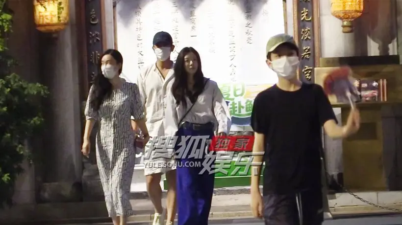 霍思燕杜江携嗯哼参与好友小聚 漫步松弛氛围里尽显惬意度假时光