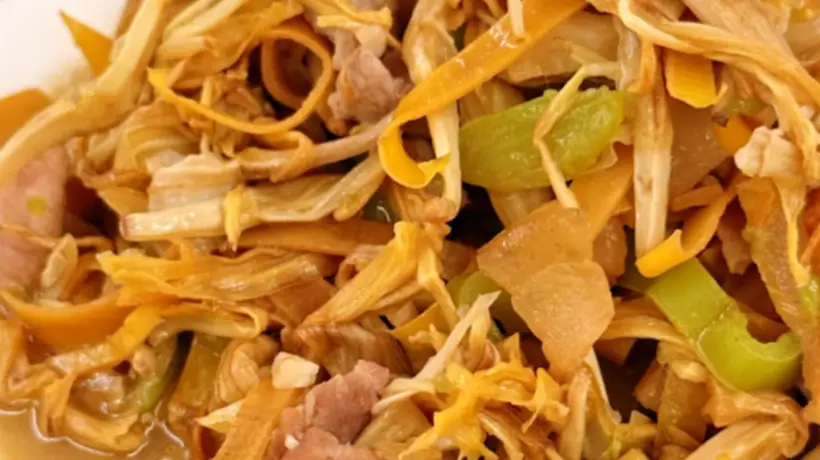 西双版纳傣家时令鲜味上线 芭蕉芯炒腊肉脆嫩清甜引游客好奇尝鲜