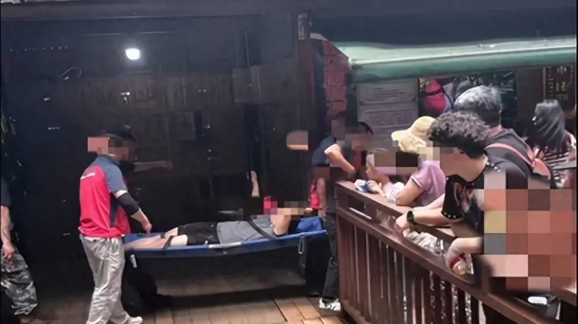 西双版纳原始森林公园丛林飞跃突发状况 游客排队三小时未体验即遭退票 现场有人被担架抬离