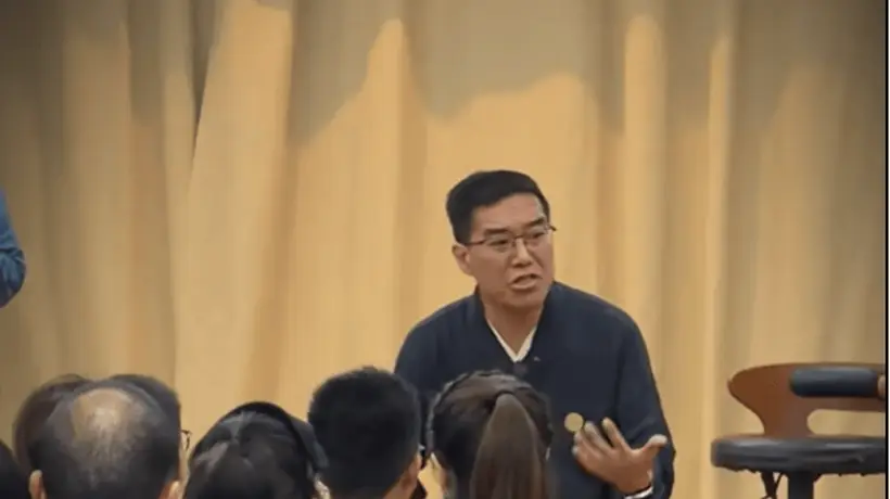 那些被送进“如平书院”的孩子,刚入校就被收走手机身份证,遭受戒尺殴打和精神控制,不少家长竟坚信“打醒孩子”才有效