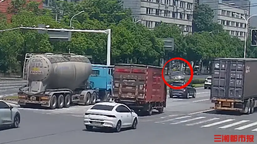 烈日当空,长沙一车横在道路中央绿化带中,司机双目紧闭、意识全无;路过的民警“多看一眼”,救下昏迷司机;网友:不愧是刑侦出身,点赞