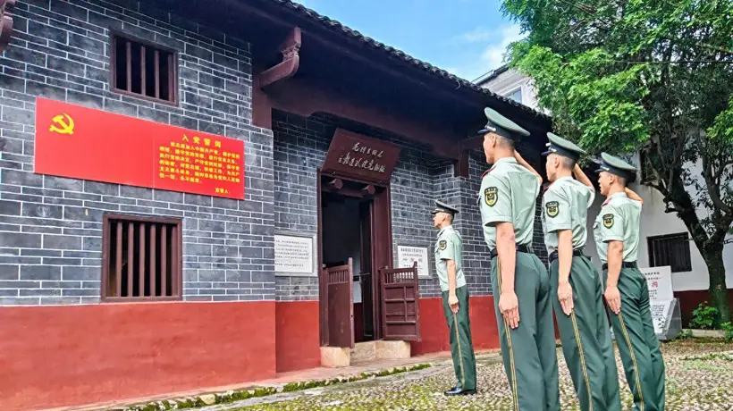 在叶家祠举起右拳