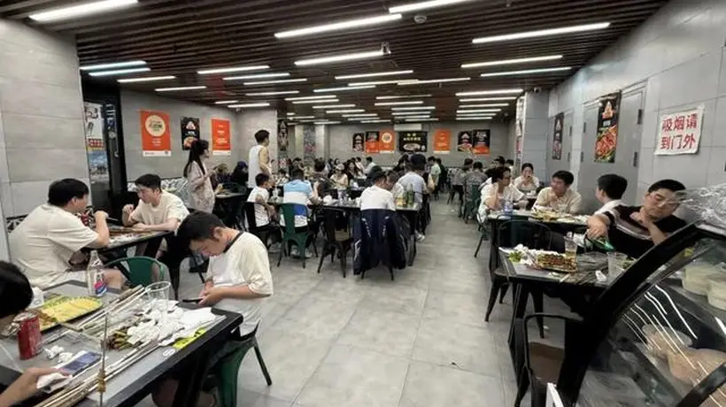 晚上七八点爽吃到凌晨!斜土路上这家烧烤配冰啤,才是夏天真正的“续命局”!
