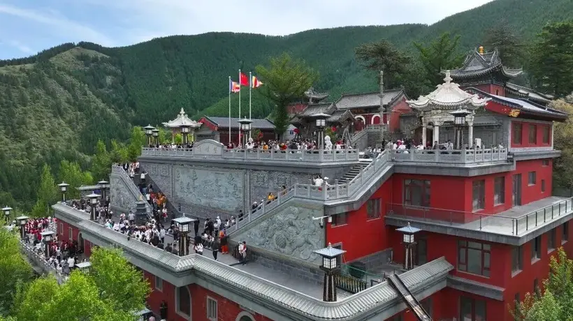 “好风光”与“烟火气”完美融合!五台山黛螺顶迎来暑期旅游高峰