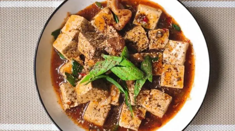 豆腐配肥肠香味翻倍,家常做法吃着比啥都舒服