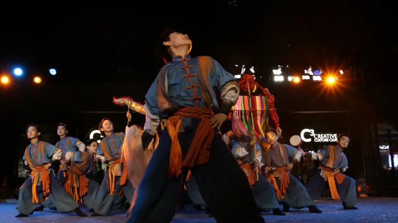 青岛市南“社区大舞台·全民时尚秀”点亮老城之夜,新大众文艺展演掀夏日热潮