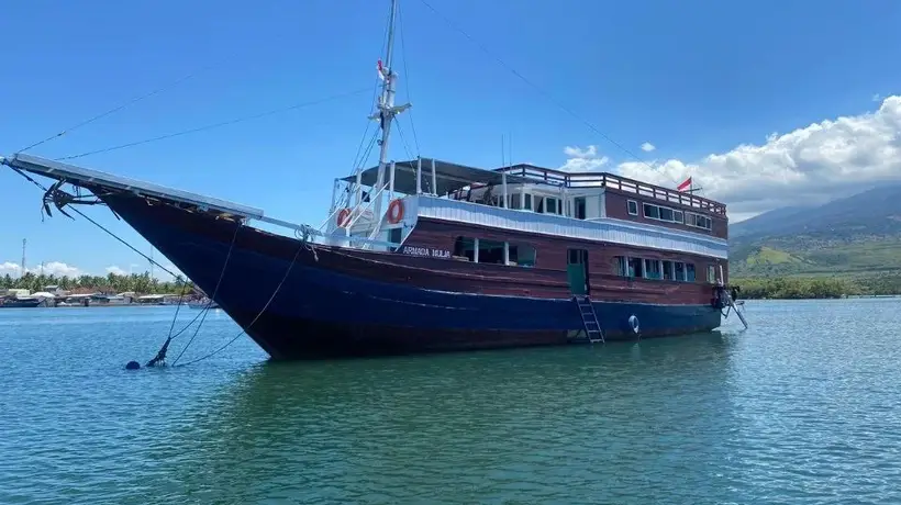 印尼观光船沉没 中国游客漂流四五小时获救