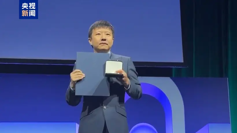 丘成桐邀两位华人数学学者归国任教 多元经历与成长故事引关注