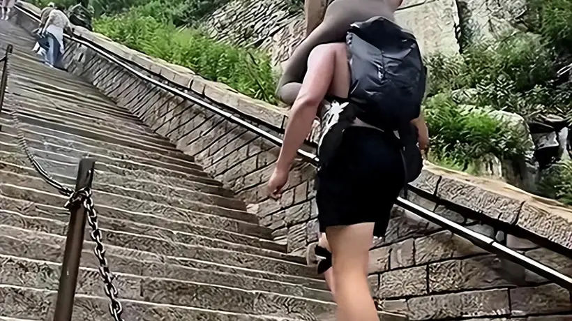 泰山陪爬乱象调查：牵手贴身搀扶公主抱均加价，摆拍流量视频与实际体验反差大引游客吐槽