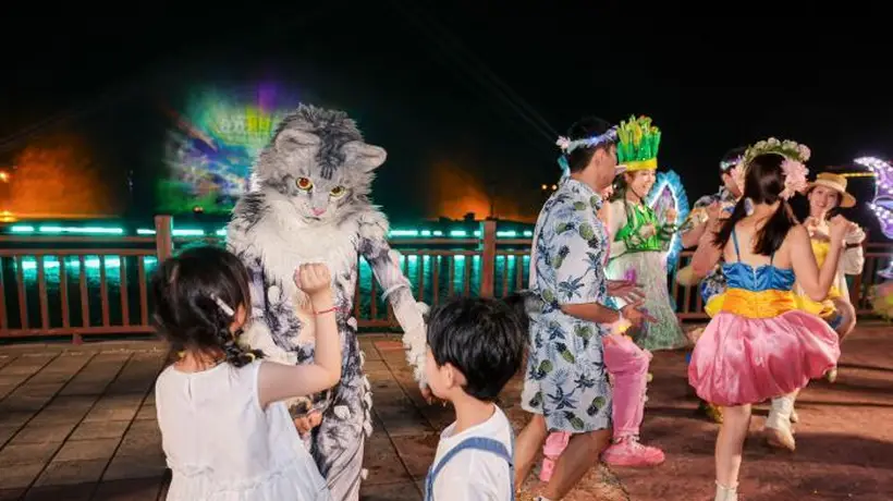 暑期夜探动物园刷爆朋友圈 亲子游客扎堆解锁夜间奇妙体验